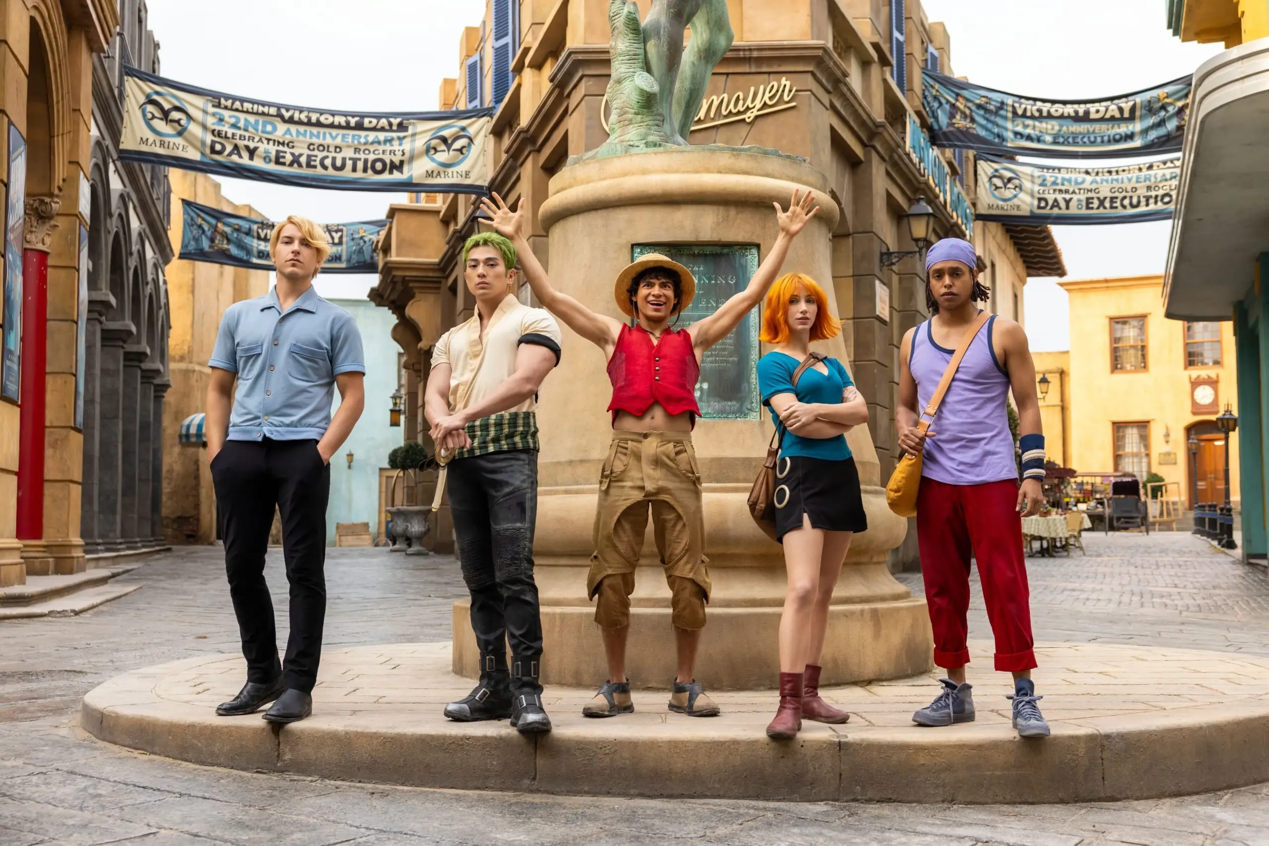 Eiichiro Oda visitando os bastidores de One Piece, com equipe da Netflix e cenários ao fundo