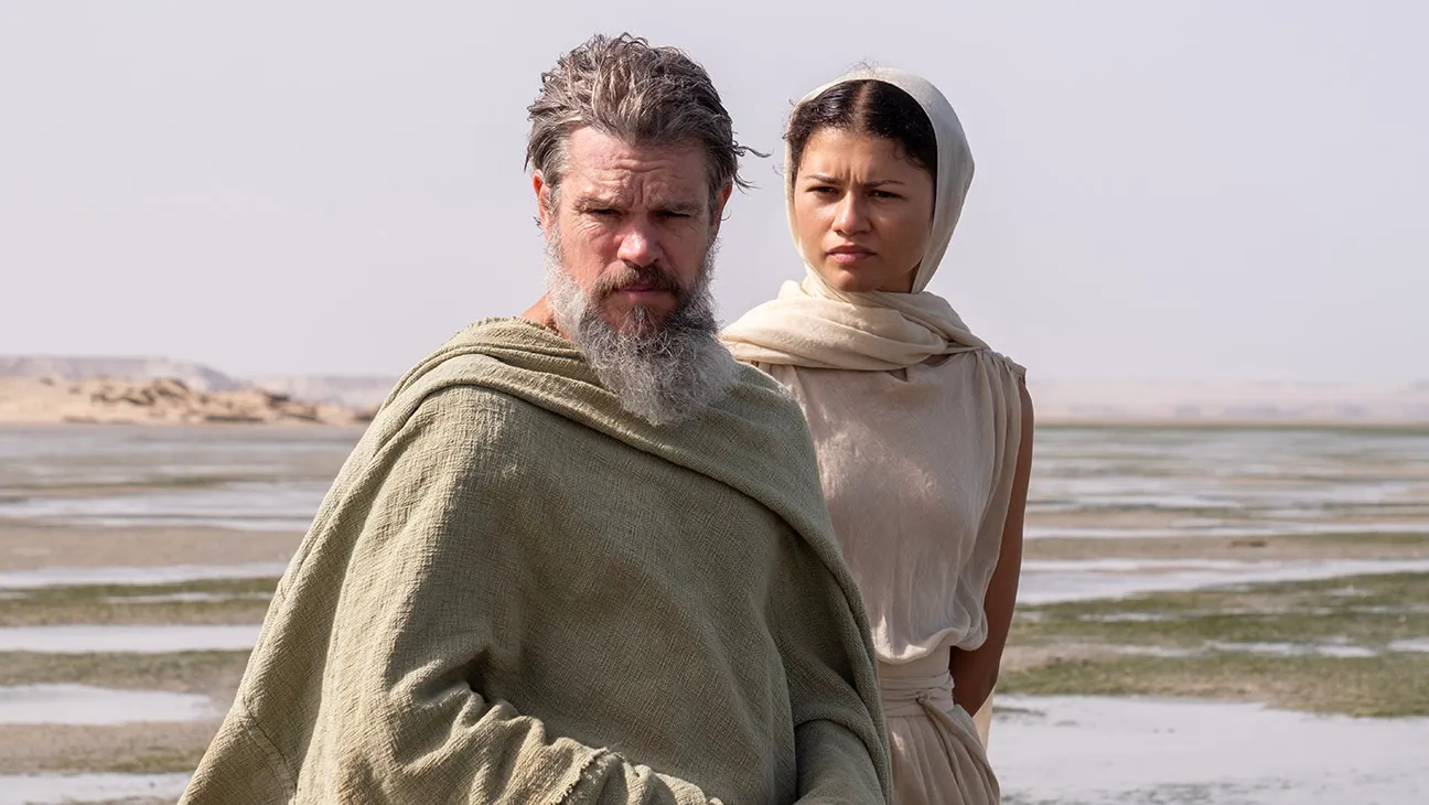 Zendaya como Atena em cena do comercial de TV de A Odisseia, encarando Odisseu em ambiente mitológico escuro