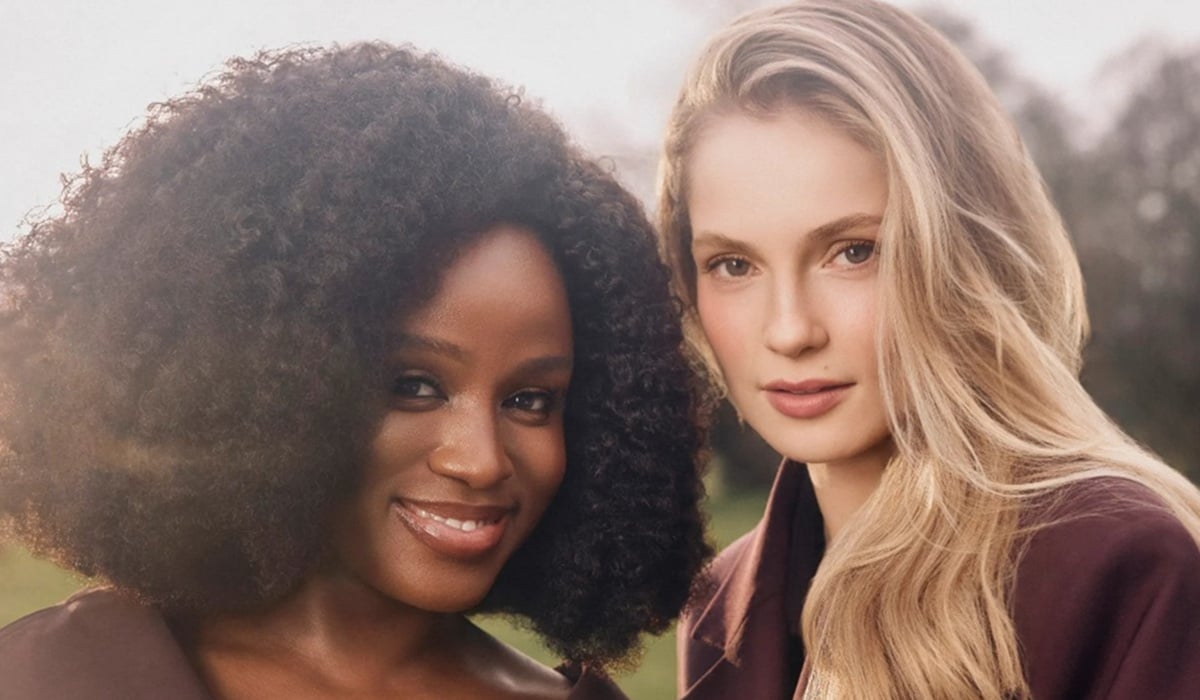 Imagem oficial de Hannah Dodd como Francesca e Masali Baduza como Michaela em cena íntima de Bridgerton