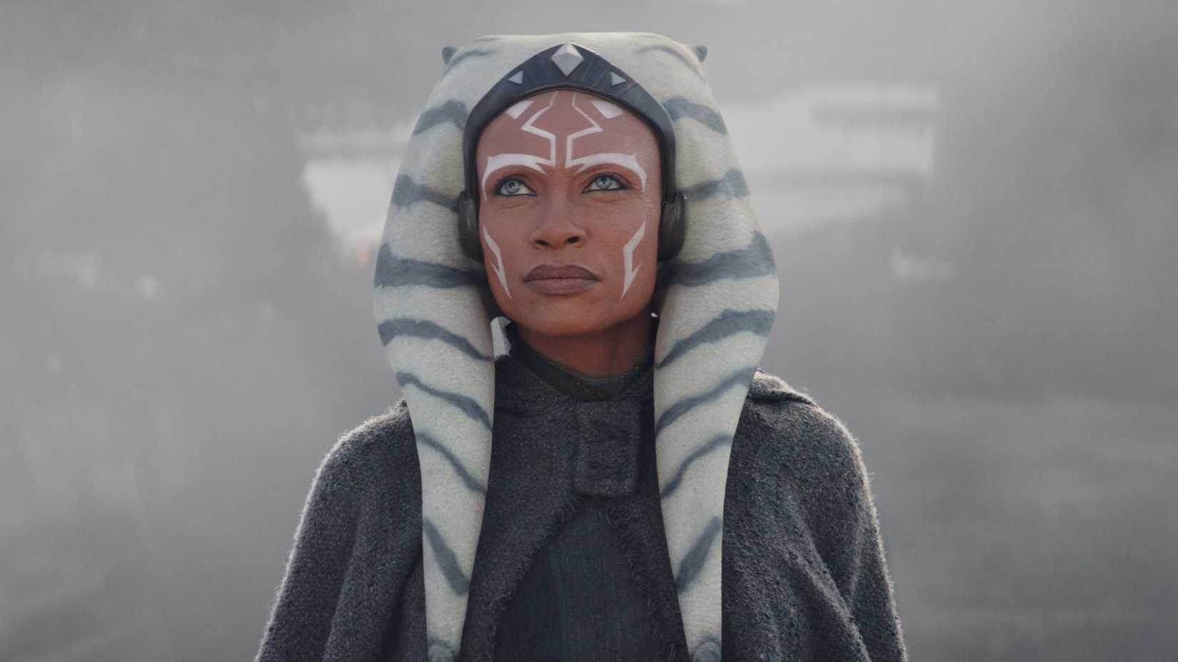 Dave Filoni nos bastidores de Star Wars: Ahsoka ao lado de Rosario Dawson em set de filmagem