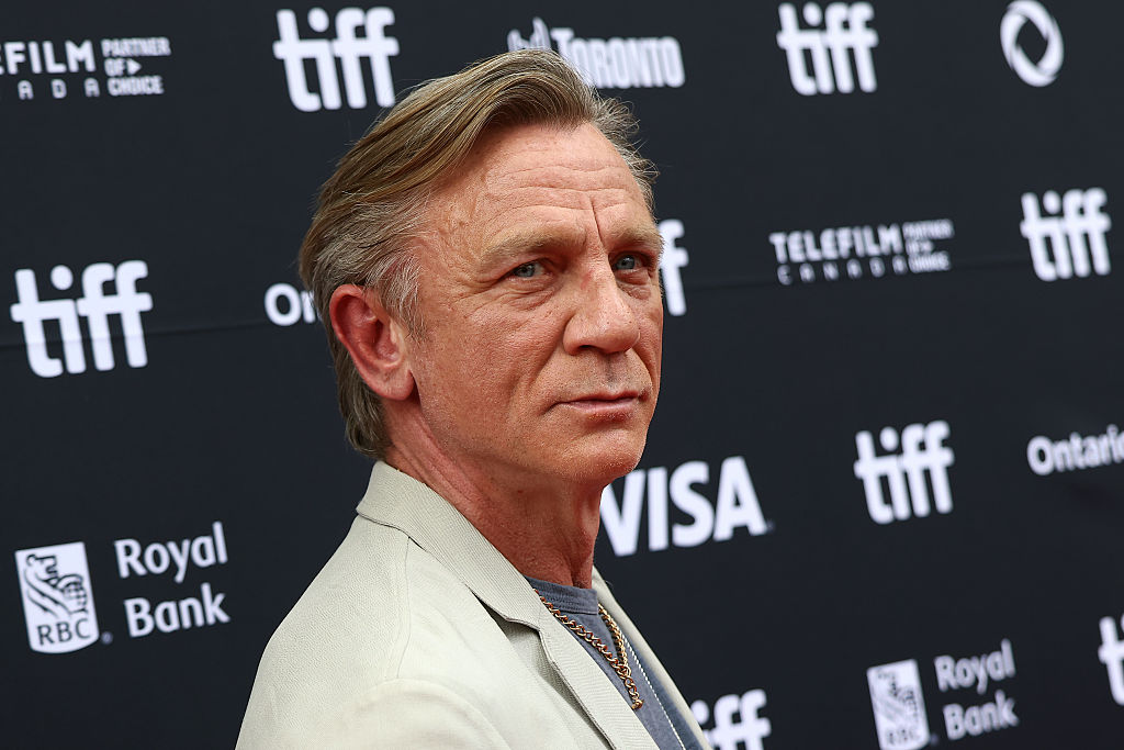 Daniel Craig como Tio Andrew Ketterley