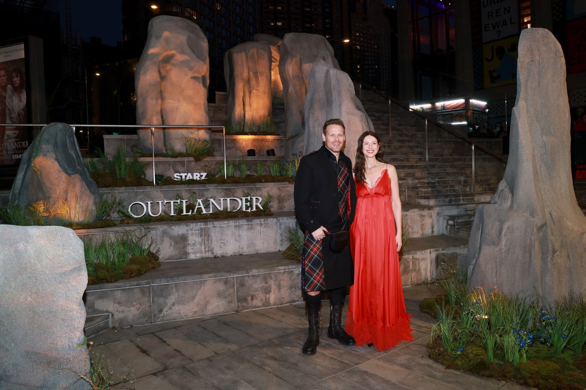 NOVA YORK, NOVA YORK - 02 DE MARÇO: (Da esquerda para a direita) Sam Heughan e Caitriona Balfe participam da estreia no tapete vermelho de Outlander: The Final Season no Alice Tully Hall em 02 de março de 2026 na cidade de Nova York. (Foto de Jason Mendez/Getty Images para STARZ)