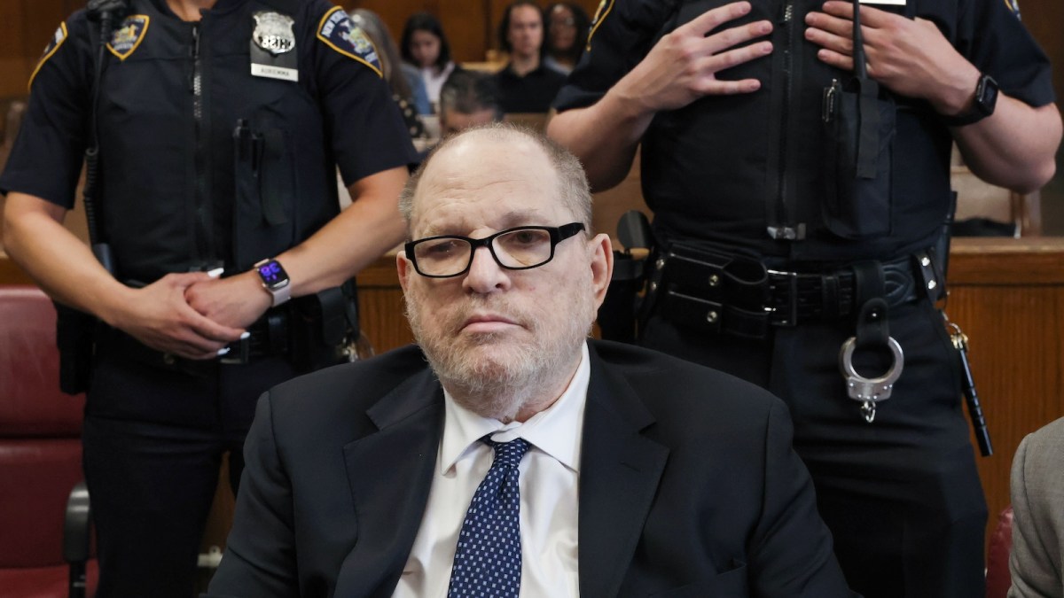 NOVA YORK, NOVA YORK - 15 DE MAIO: O ex-produtor de cinema de Hollywood Harvey Weinstein aparece no tribunal criminal de Manhattan para o novo julgamento de seu caso de estupro em 15 de maio de 2026, na cidade de Nova York. Weinstein, o ex-produtor de Hollywood desonrado, será julgado pela terceira vez pelos promotores de Nova York no caso de agressão sexual contra Jessica Mann. (Foto de Timothy A. Clary-Pool/Getty Images)