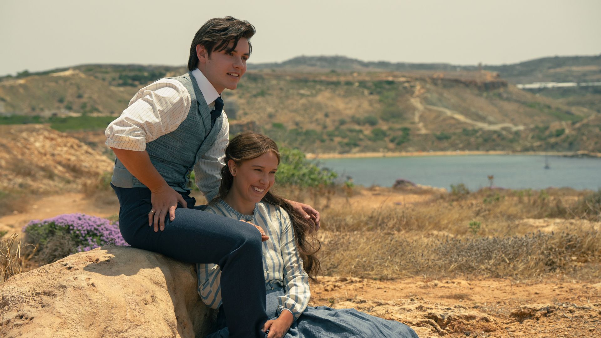Cena da prévia de Enola Holmes 3 em Malta, com clima de conspiração e atmosfera de suspense de época