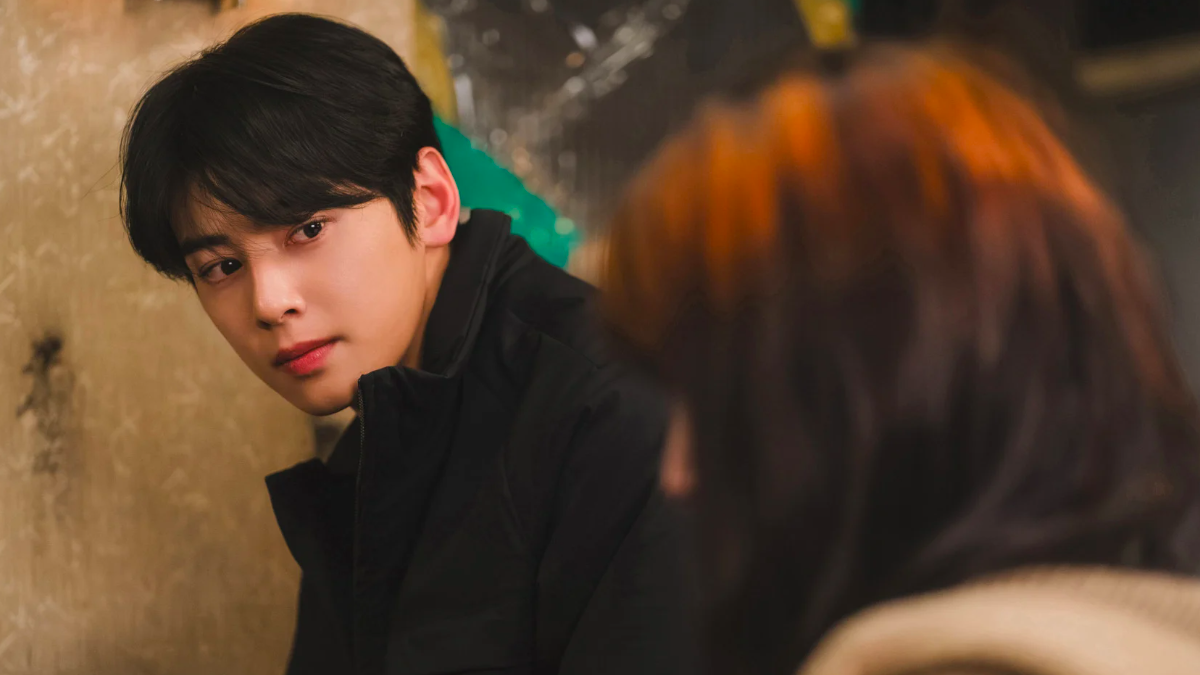 Montagem com Park Eun-bin e Cha Eun-woo em cena de tensão, laboratório destruído ao fundo