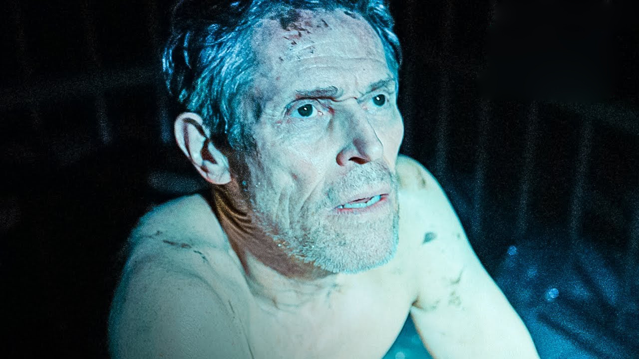 Bárbara Paz nos bastidores de filmagem, em foto de set com tom autoral e iluminação dramática