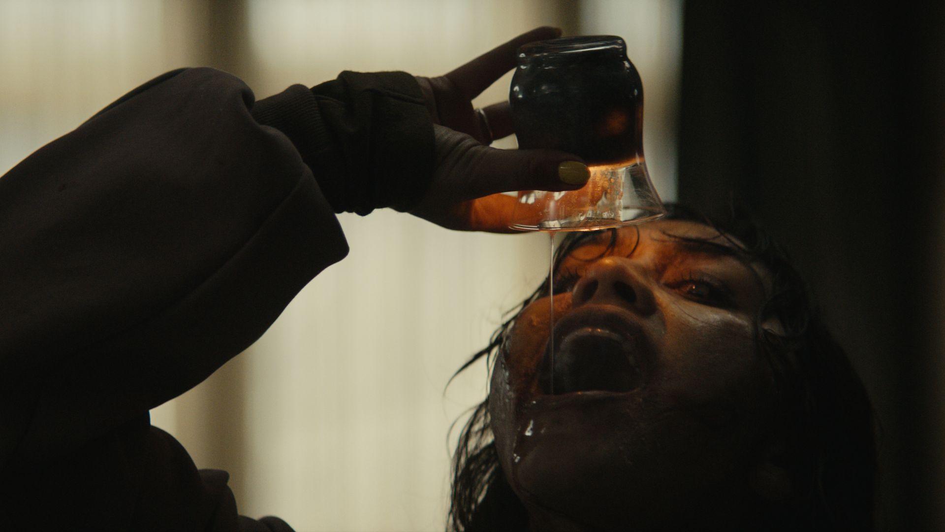 Pôster oficial do filme com tons avermelhados destacando o horror e suspense