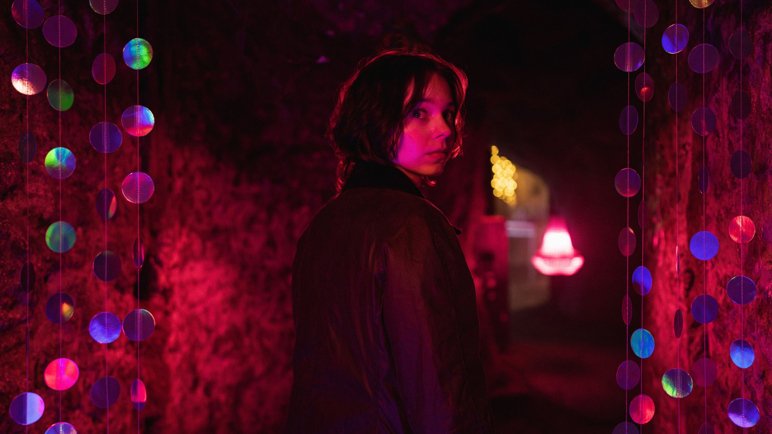 Emma Myers como Pip Fitz-Amobi em cena de investigação na segunda temporada