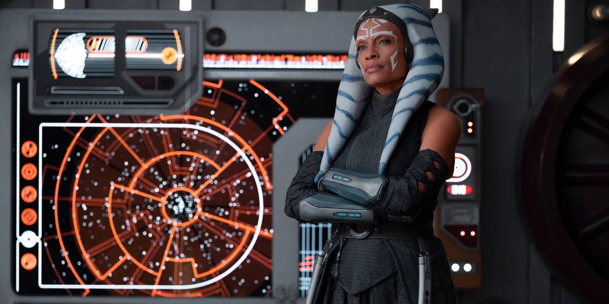 Grande Almirante Thrawn em cena oficial de Star Wars: Ahsoka, com uniforme branco e atmosfera militar