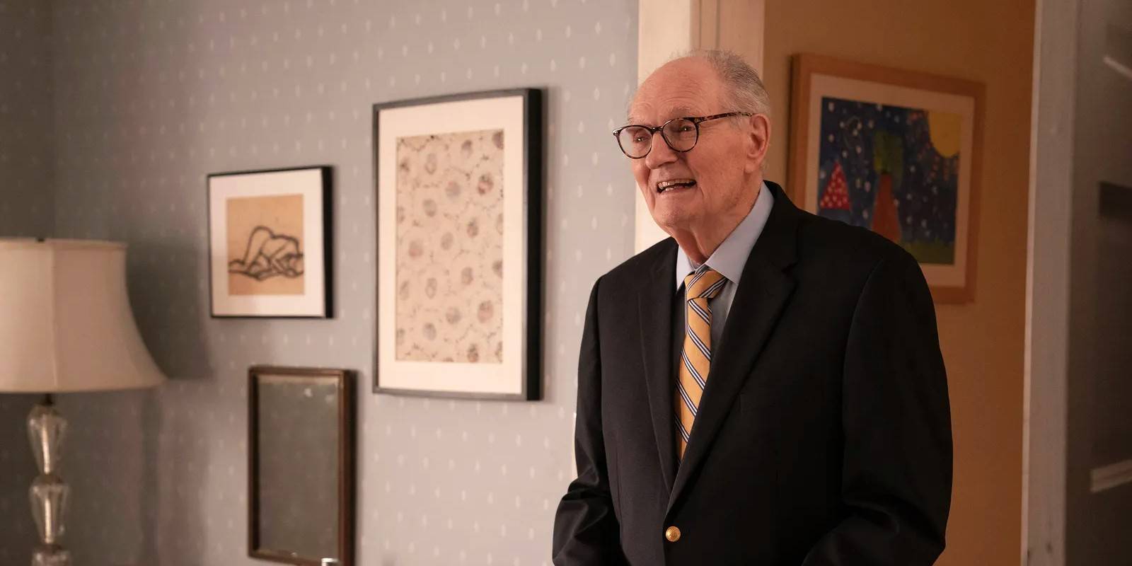 Alan Alda como o pai de Anne, Done, sorrindo e vestindo um terno no show The Four Seasons