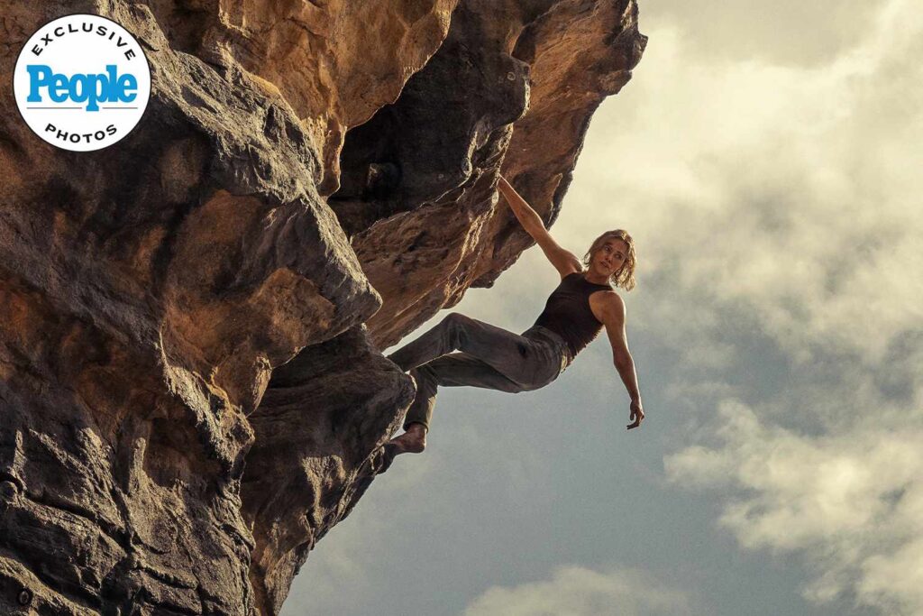 Charlize Theron em sequência de escalada em montanha rochosa