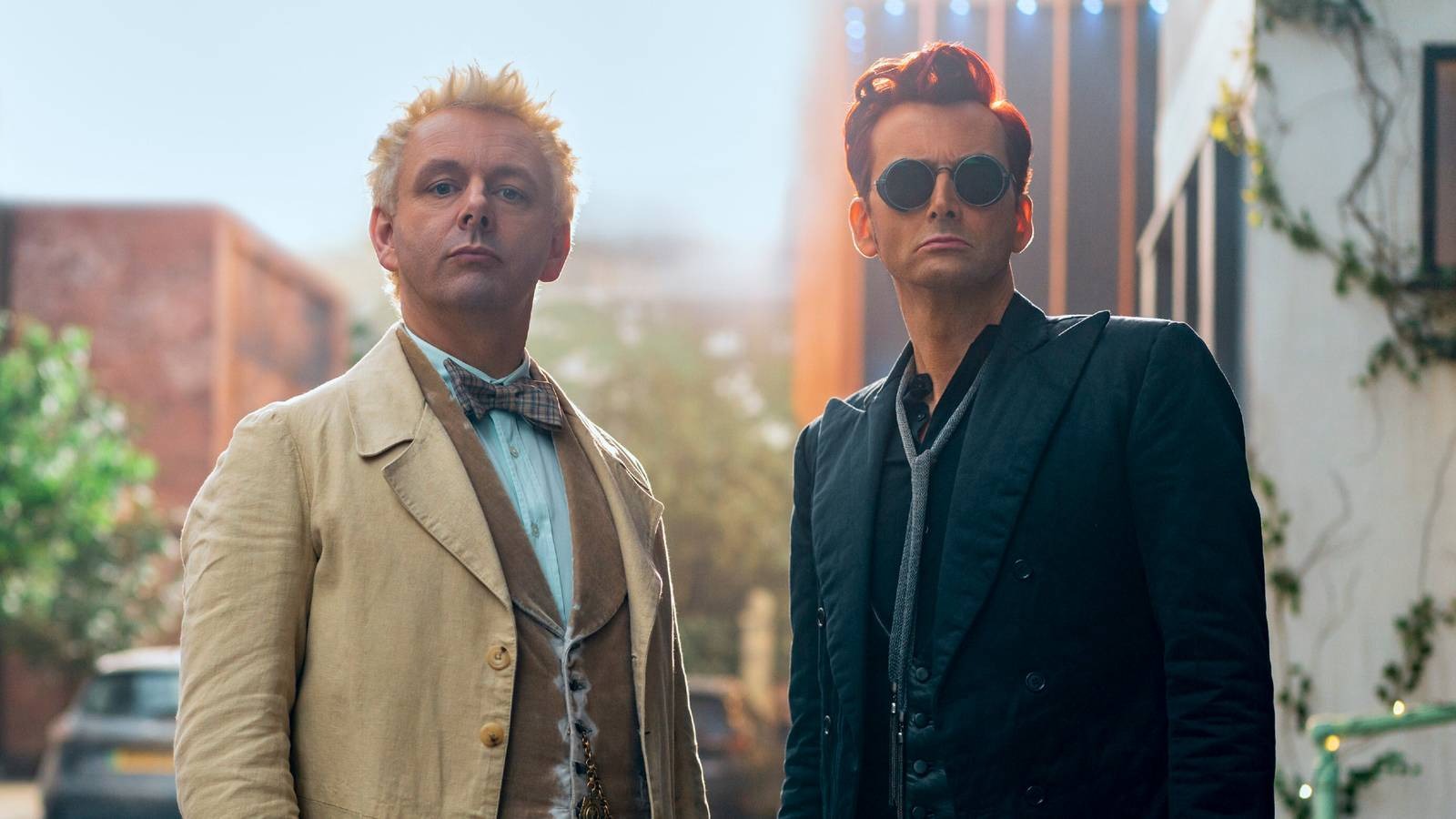 Michael Sheen como Aziraphale e David Tennant como Crowley em cena oficial da temporada final de Belas Maldições