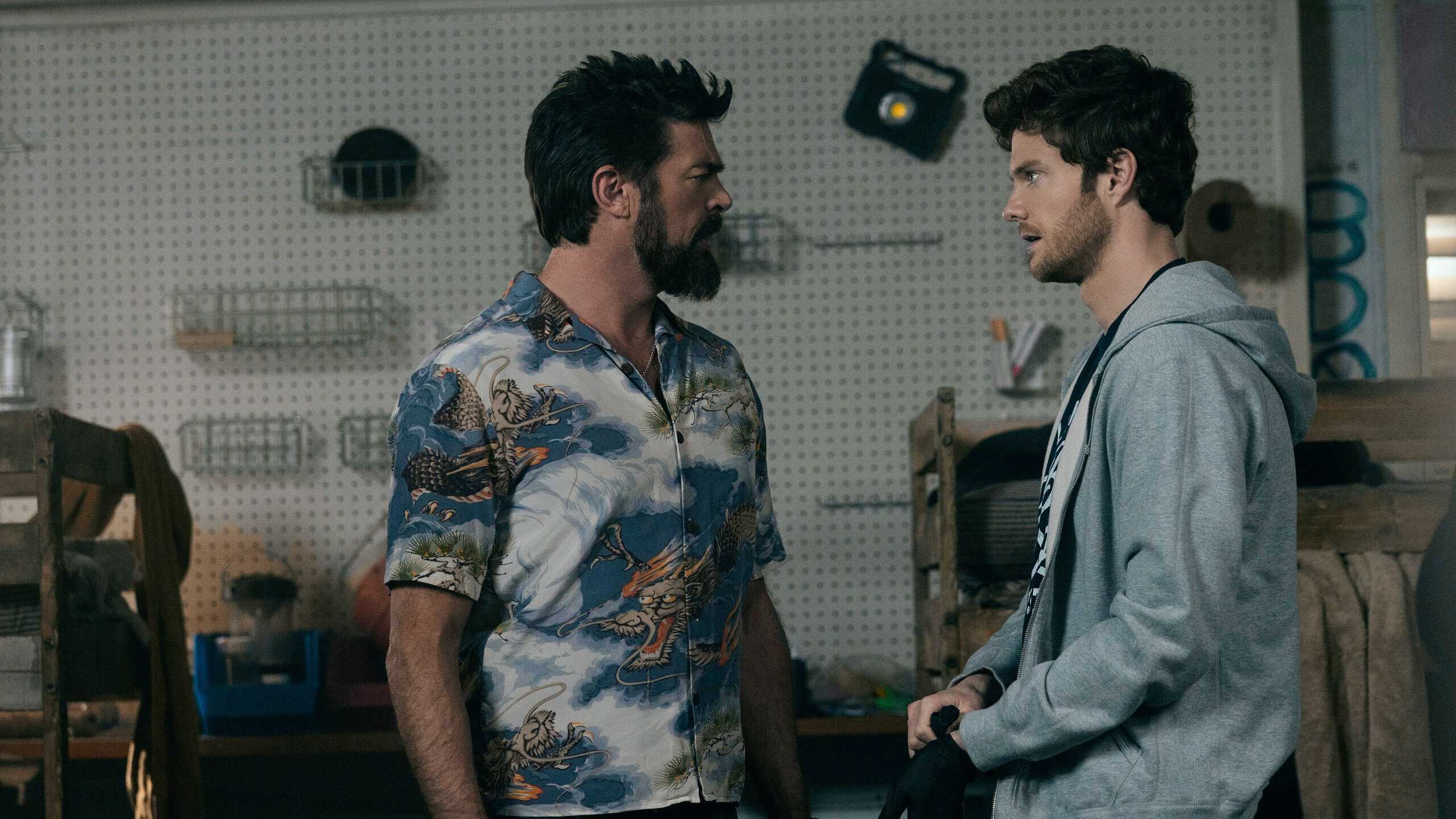 Billy Butcher (Karl Urban) e Hughie (Jack Quaid) se olhando em The Boys temporada 5