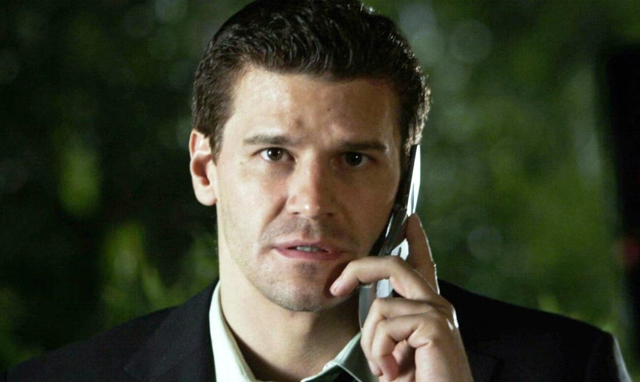 Imagem de arquivo da série original Arquivo Confidencial com James Garner como Jim Rockford em cena clássica dos anos 1970