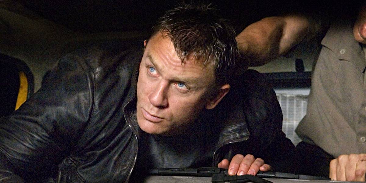 Montagem conceitual de elementos clássicos de James Bond, como terno, pistola silhuetada e ambiente de cassino