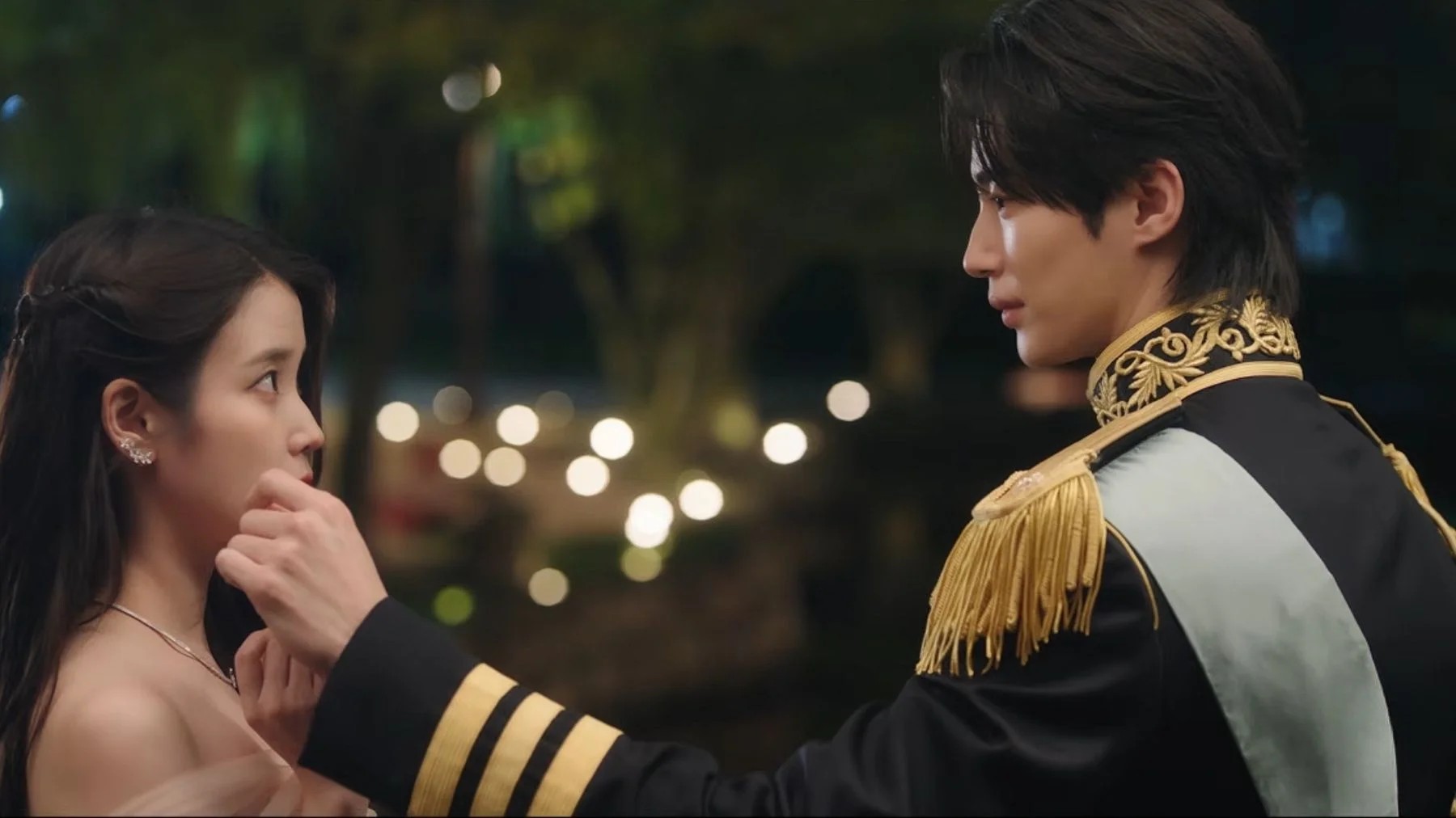 Cena final de A Coroa Perfeita com Yi An e Hee-ju reunidos após salto temporal, clima de encerramento