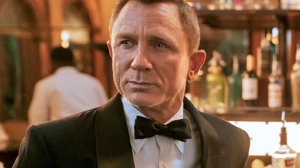 Fachada de cinema no Brasil com cartaz genérico de espionagem e atmosfera de estreia de blockbuster
