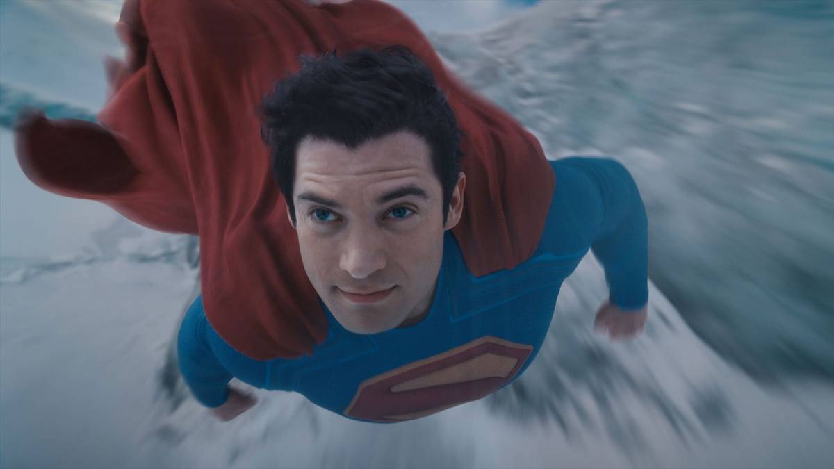 Arte conceitual de Homem do Amanhã com Superman e Lex Luthor em frente a uma ameaça tecnológica ligada a Brainiac