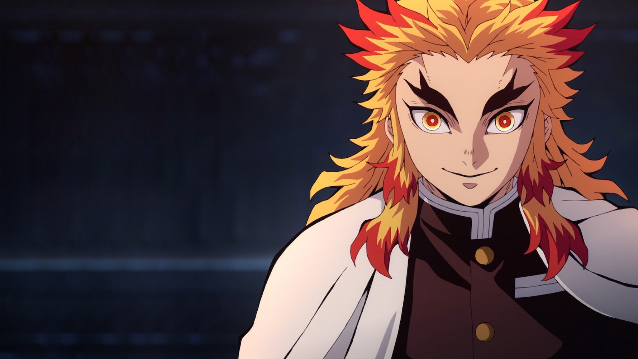 Personagem de anime com cabelos chamejantes amarelos e vermelhos sorrindo de leve em close com olhos amarelados