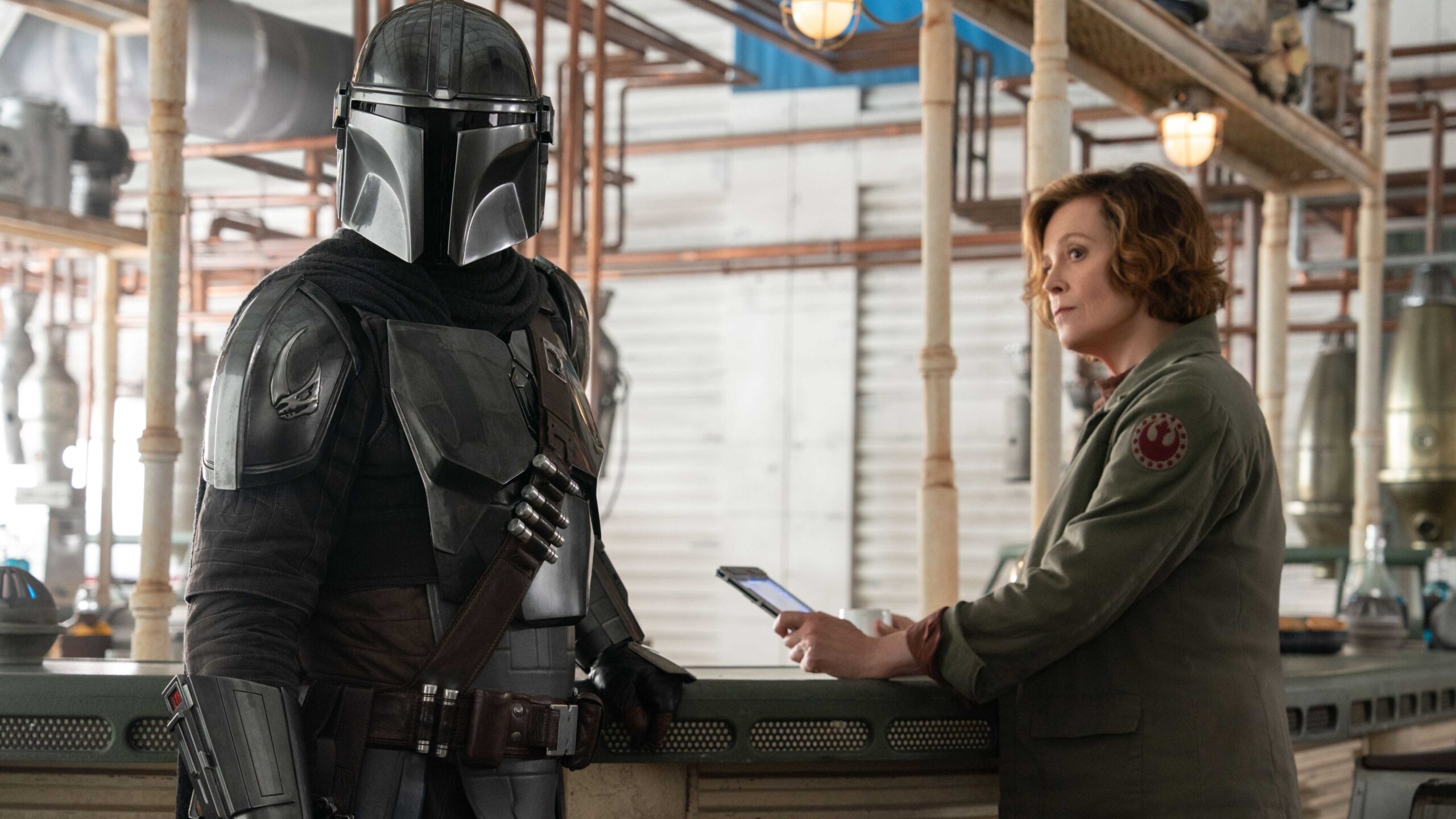 Din Djarin & Coronel Ward juntos em The Mandalorian e Grogu