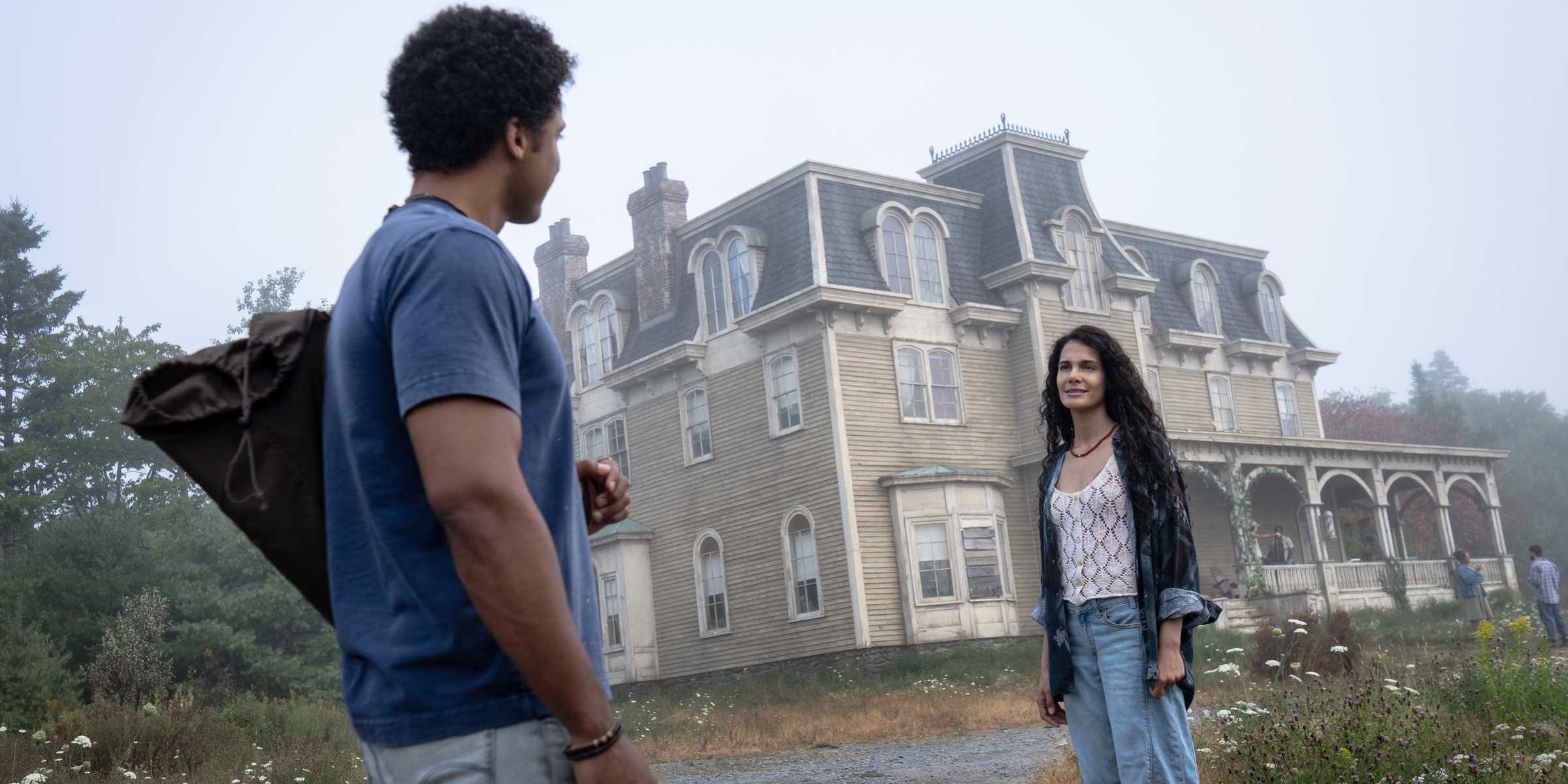Ellis e Fatima em frente à Colony House em From temporada 4