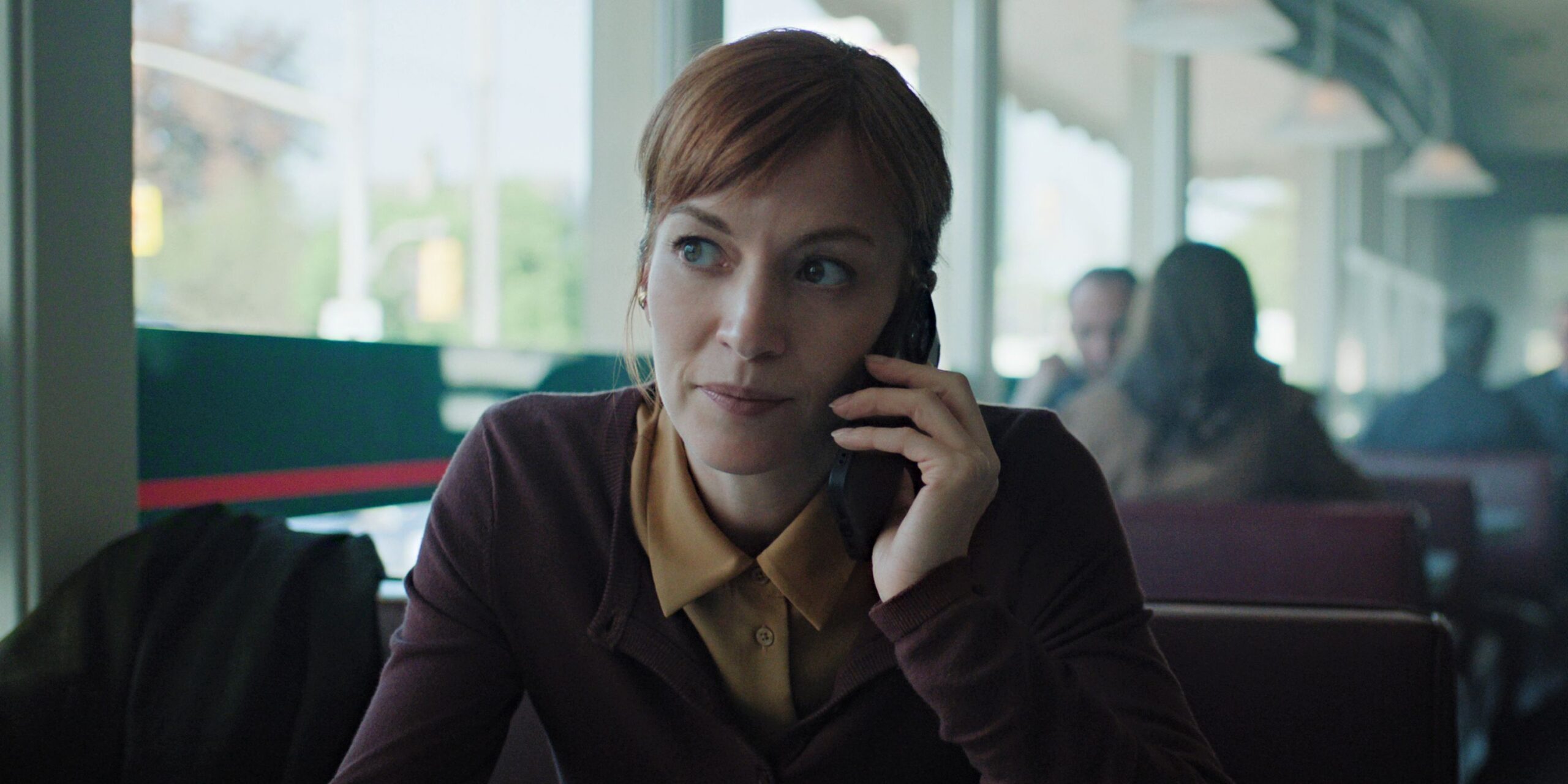 Atriz em close-up com expressão intensa em série dramática