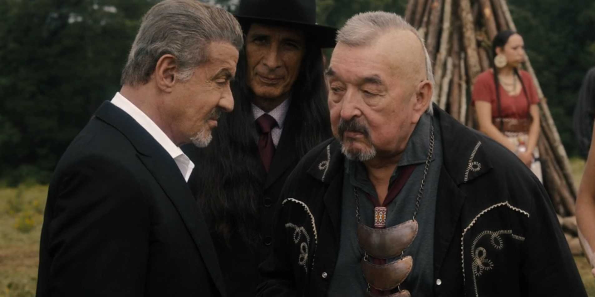 Dwight Manfredi (Sylvester Stallone) e Old Smoke (Graham Greene) conversando em Tulsa King temporada 2, episódio 9