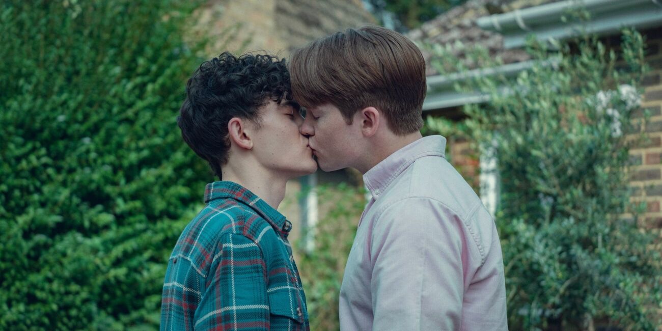 Elenco principal e secundário de Heartstopper Para Sempre reunido em foto oficial da Netflix