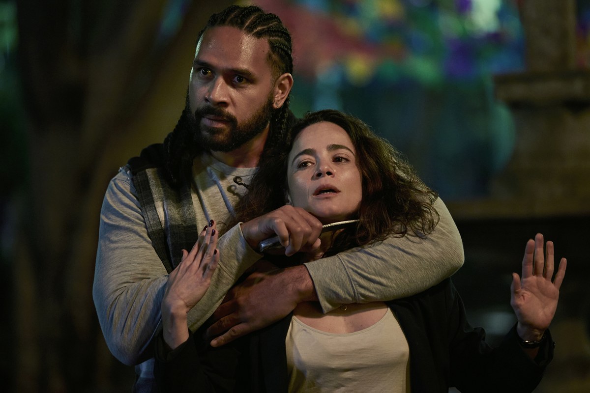 Atriz brasileira Alice Braga em close de cena da série Netflix