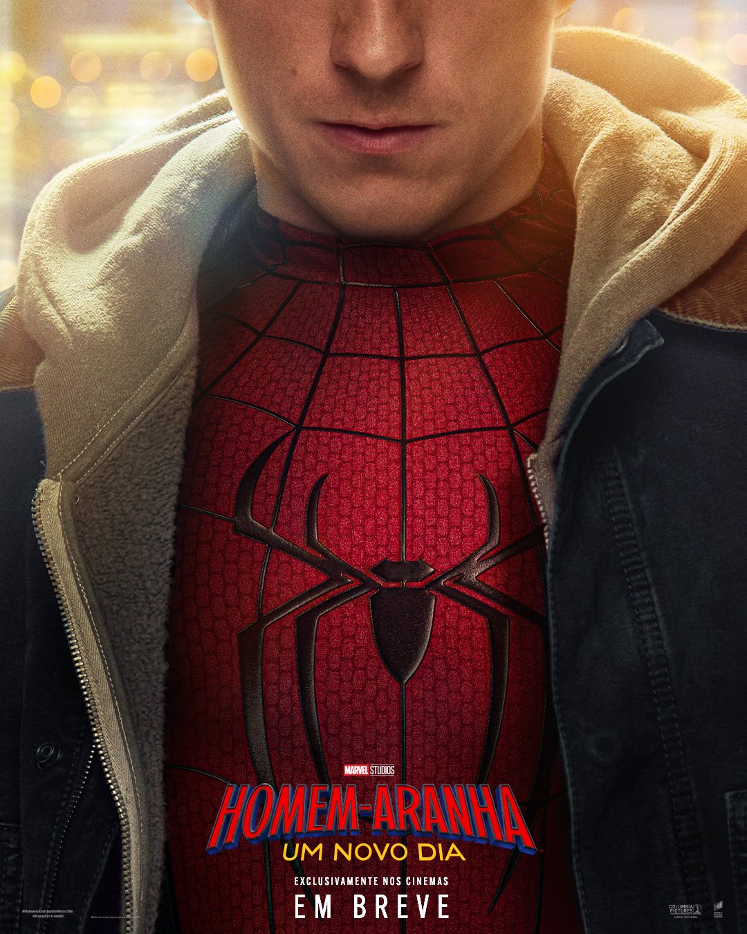 Logo oficial de Homem-Aranha: Novo Dia sobre fundo escuro, com referência visual ao recomeço de Peter Parker