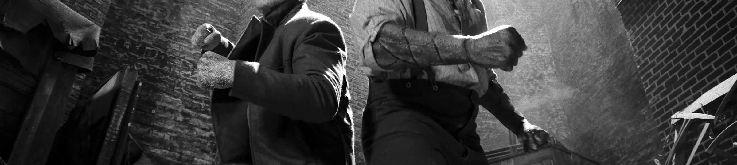 Sandman de Jack Huston e Tombstone de Abraham Popoola lado a lado com os punhos levantados em Spider-Noir-3