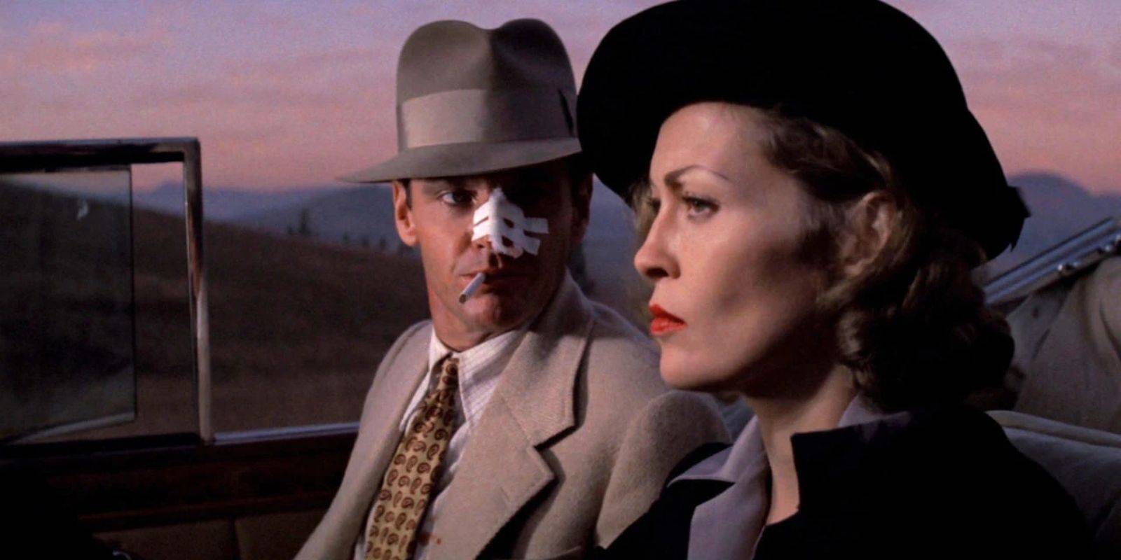 Jack Nicholson e Faye Dunaway conversando em um carro conversível em Chinatown.