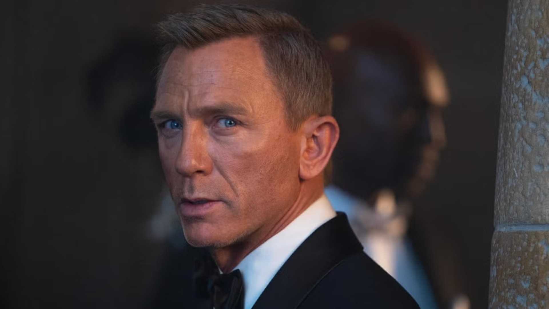 James Bond olha por cima do ombro em Skyfall