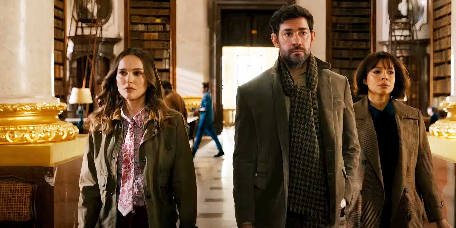 John Krasinski e Natalie Portman entrando em uma biblioteca em Fountain of Youth