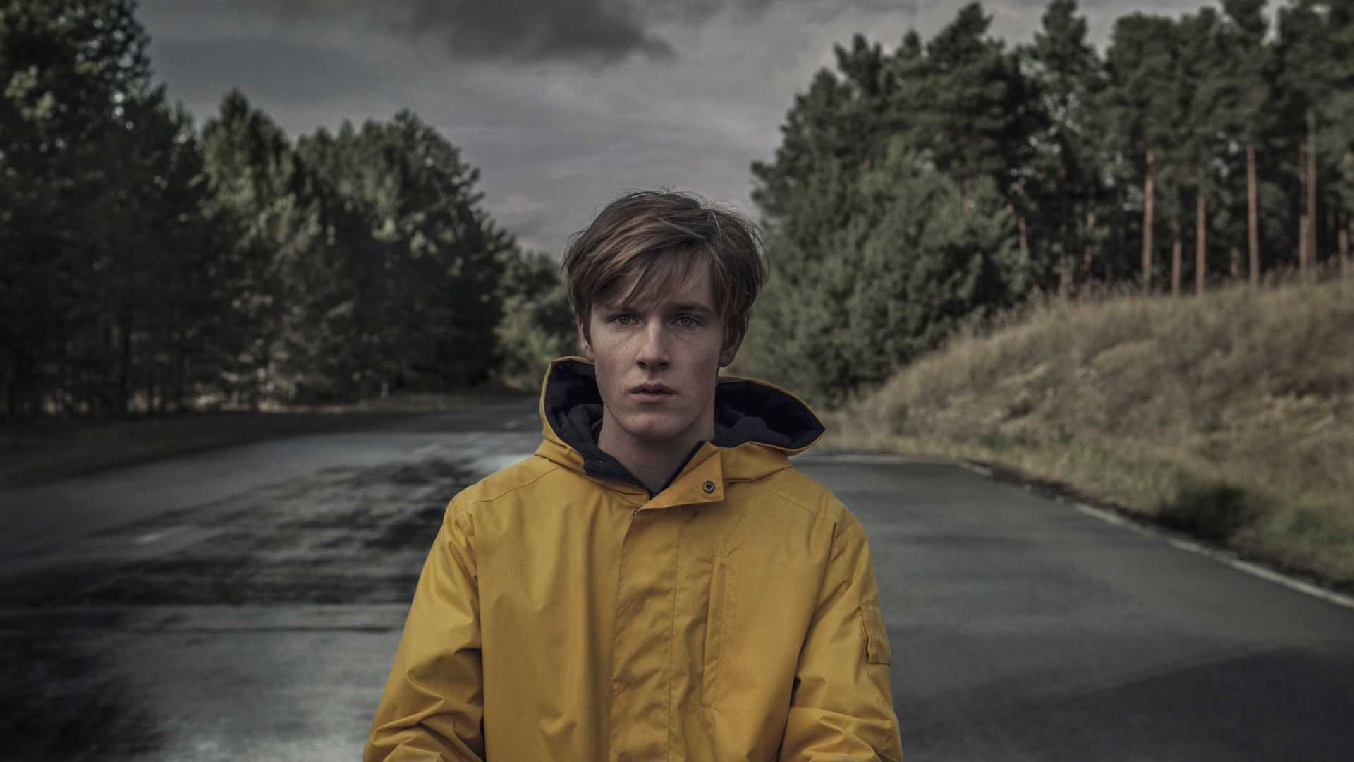 Jonas (Louis Hofmann) em seu capa amarela em Dark da Netflix