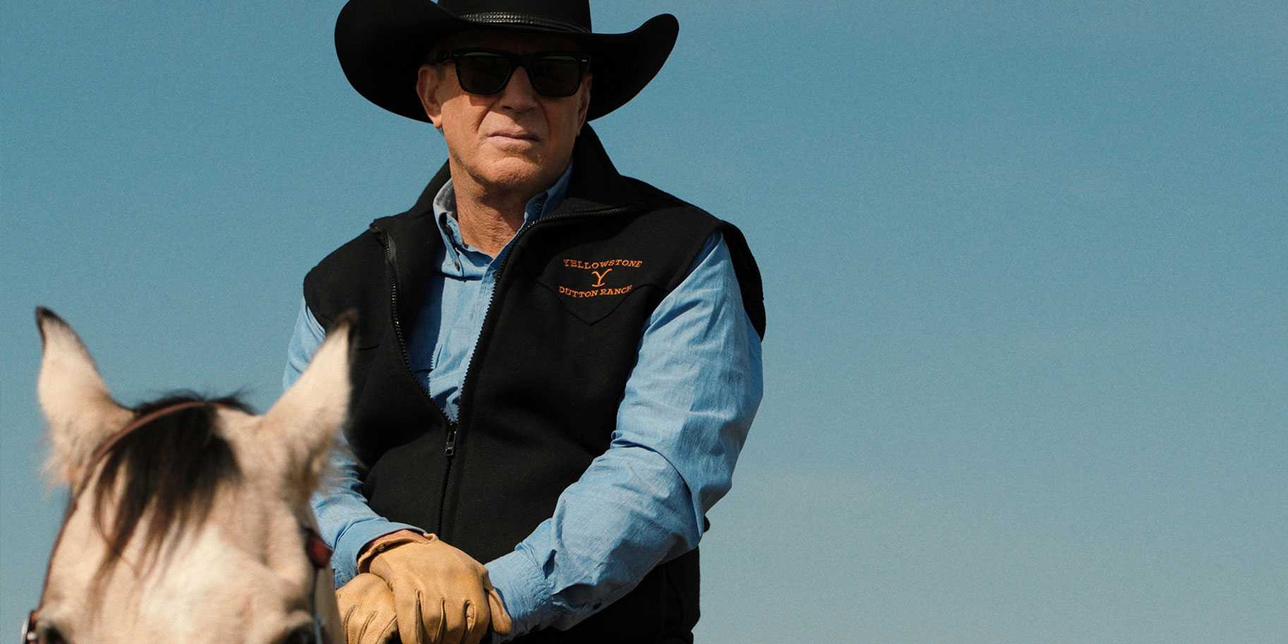 Kevin Costner como John Dutton cavalgando em Yellowstone