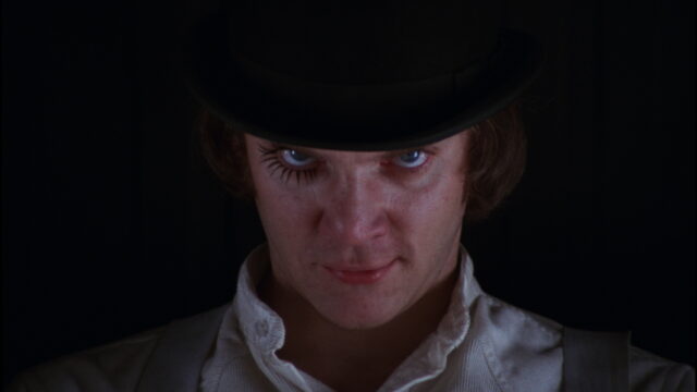 Malcolm McDowell rasgou a córnea filmando: e mais 23 curiosidades sobre Laranja Mecânica