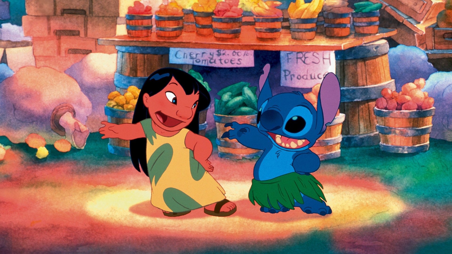 Lilo e Stitch dançando juntos diante de bancas coloridas de frutas em um mercado havaiano