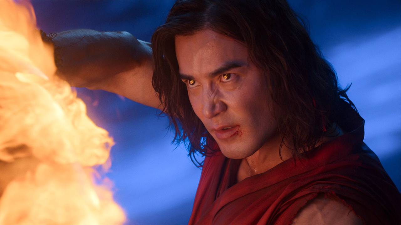 Liu Kang de Ludi Lin olhando intensamente enquanto cria uma chama nas mãos em Mortal Kombat II