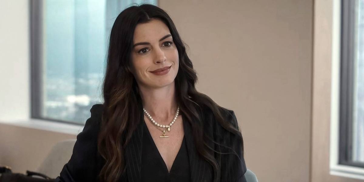 Anne Hathaway em cena de O Diabo Veste Prada 2, visual sofisticado em ambiente de revista de moda