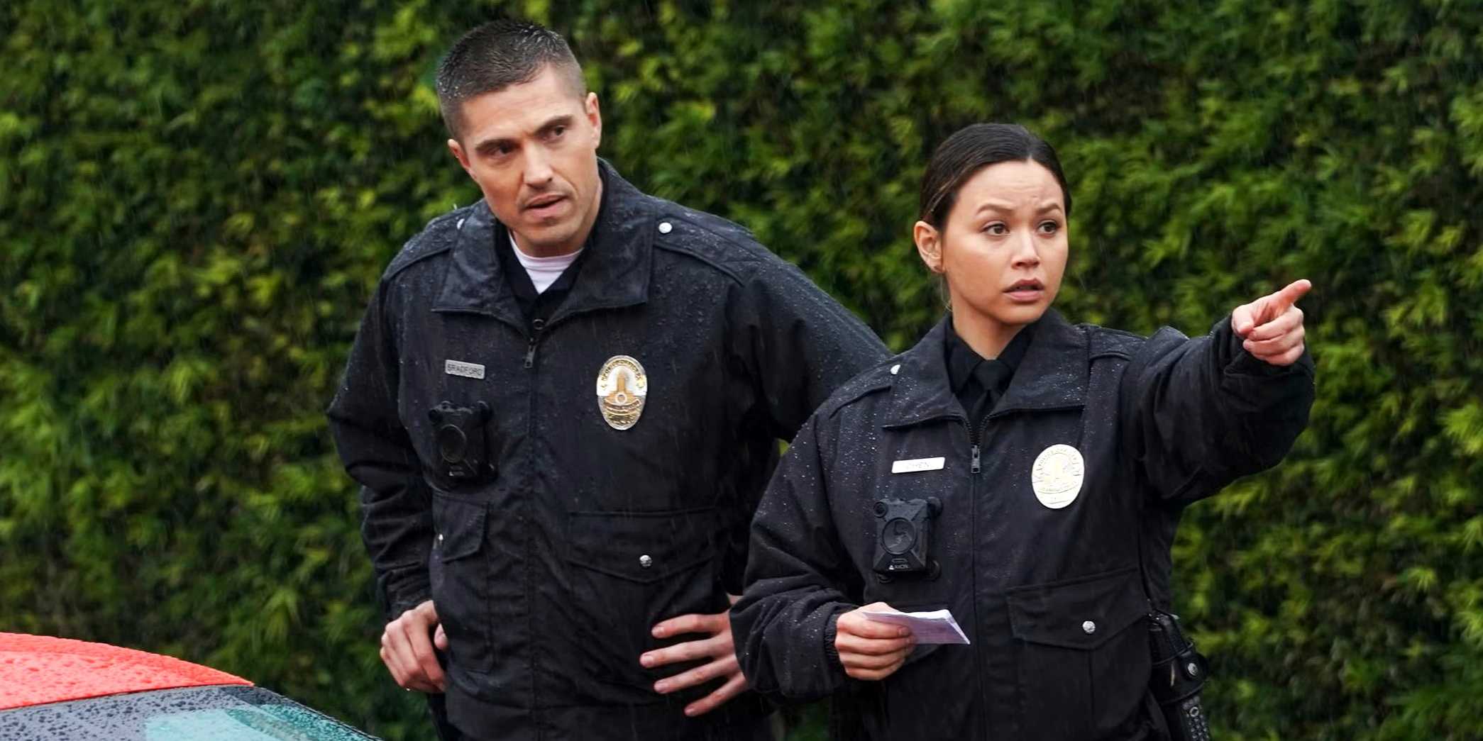 Melissa O'Neil como Lucy Chen apontando para algo com Eric Winter como Tim Bradford ao seu lado em The Rookie temporada 1 episódio Greenlight