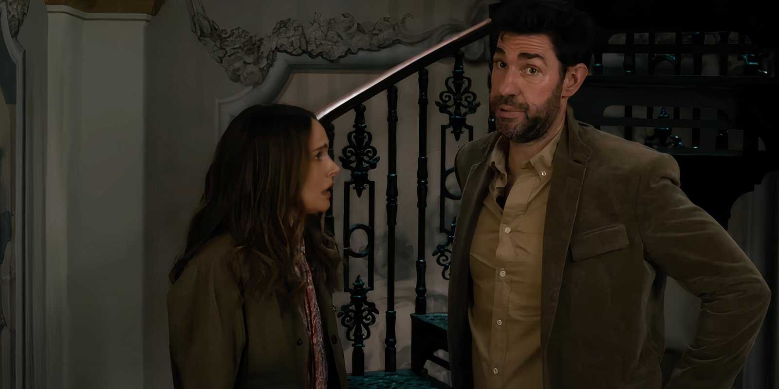 Natalie Portman olhando para John Krasinski com descrença em Fountain of Youth