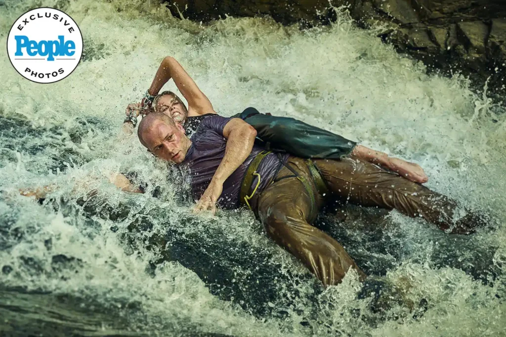 Charlize Theron em cena de sobrevivência no thriller Apex da Netflix