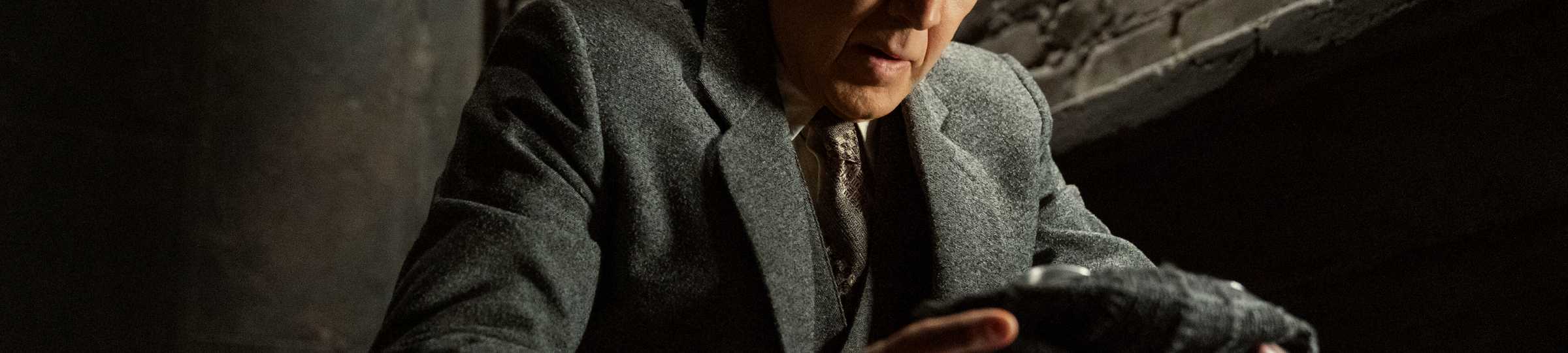 Nicolas Cage como Ben Reilly segurando sua máscara em Spider-Noir