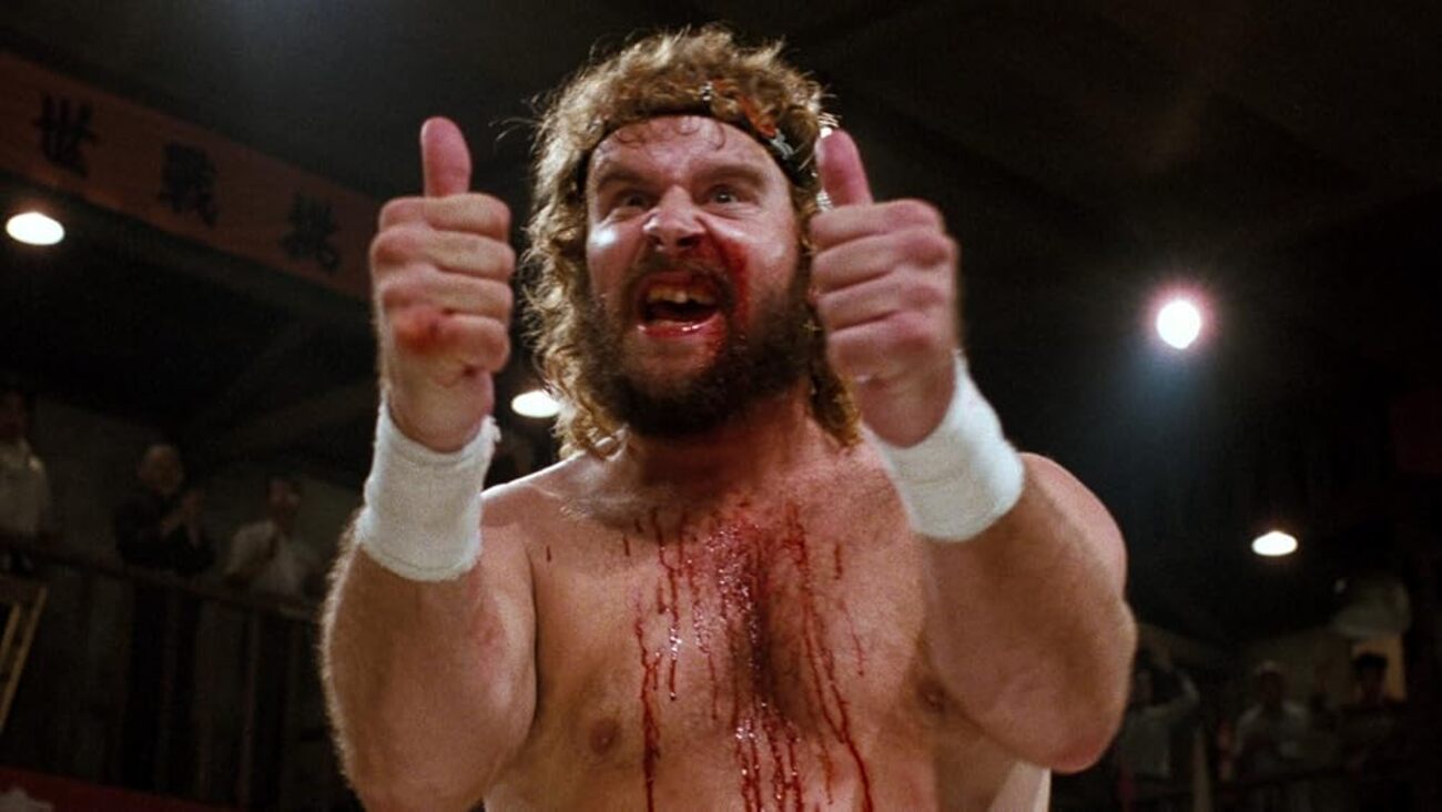 Donald Gibb e Jean-Claude Van Damme em cena de O Grande Dragão Branco, foto promocional do torneio