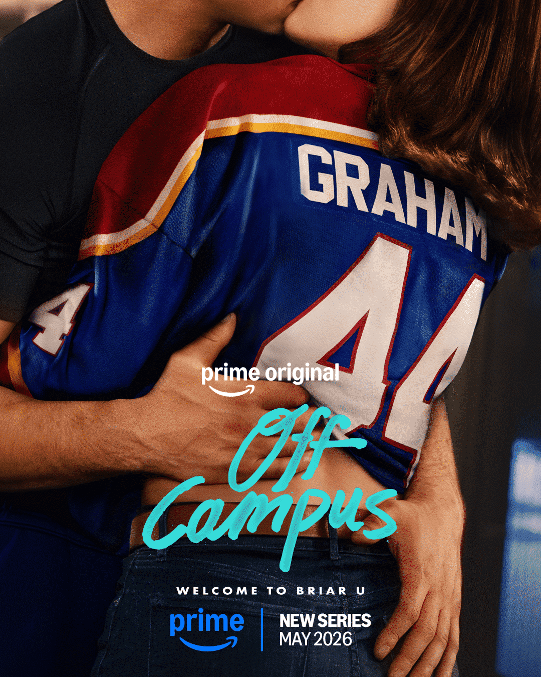 Cena da série com Hannah Wells e Garrett Graham em ambiente universitário, com clima de romance e tensão