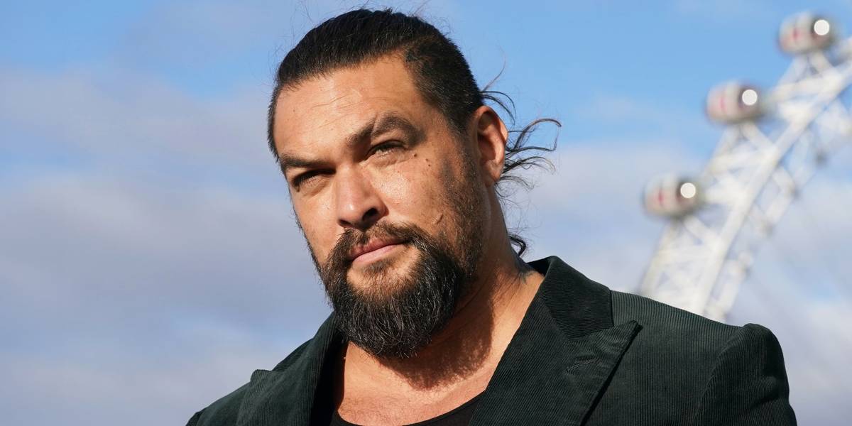 Elenco principal de Chefe de Guerra reunido em imagem oficial da Apple TV+, com Jason Momoa ao centro