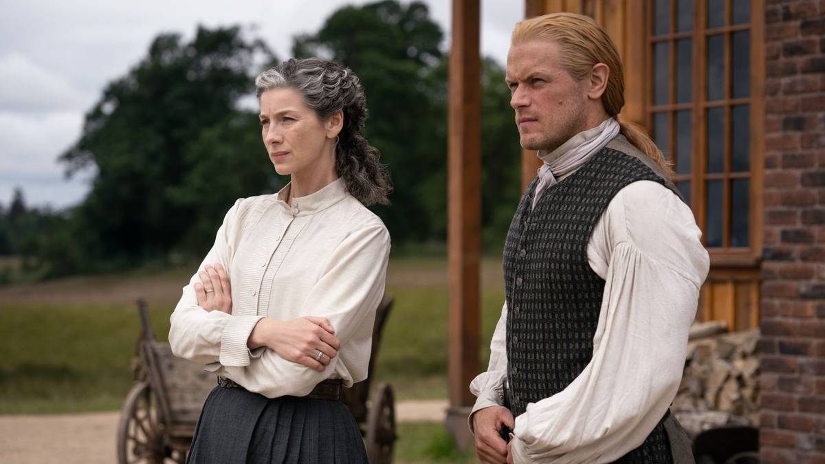 Fantasma de Jamie observado à distância, imagem sombria remetendo à primeira temporada de Outlander