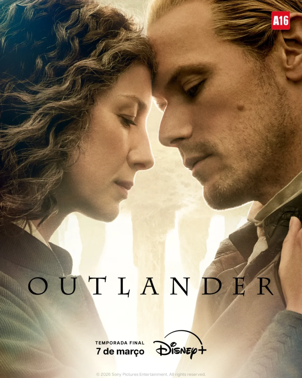 Close de Caitriona Balfe e Sam Heughan em cena emocional da última temporada de Outlander