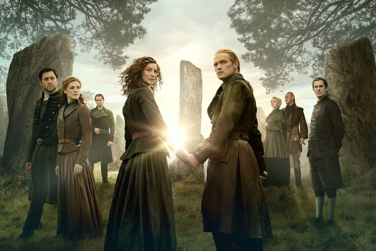 Pôster oficial da temporada final de Outlander com Claire e Jamie em destaque